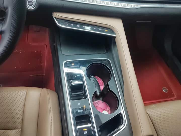 Фото 16 - Bestune B70