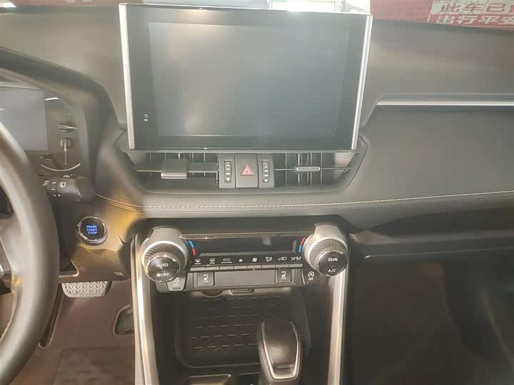 Фото 13 - Toyota RAV4