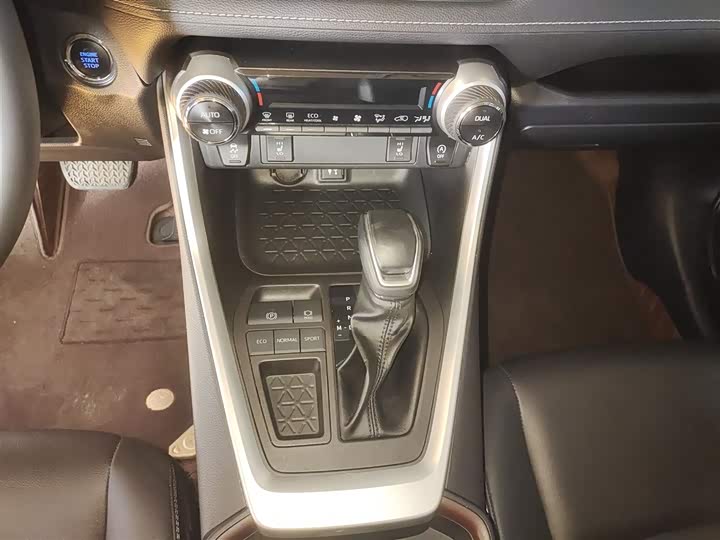 Фото 14 - Toyota RAV4