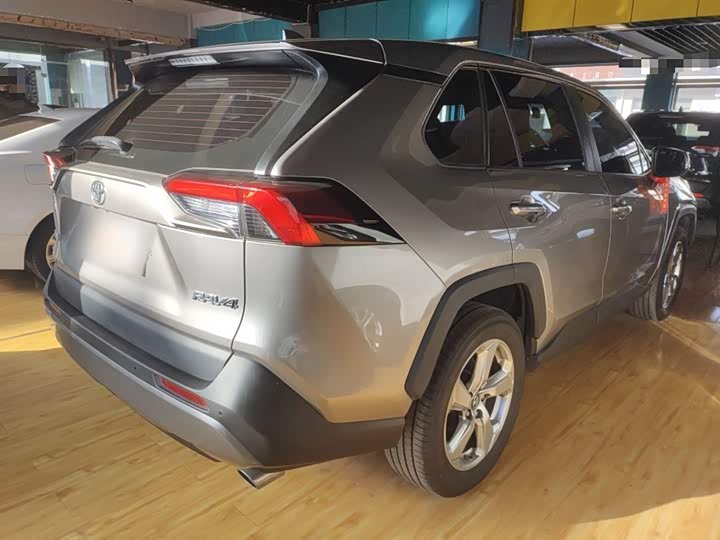 Фото 7 - Toyota RAV4