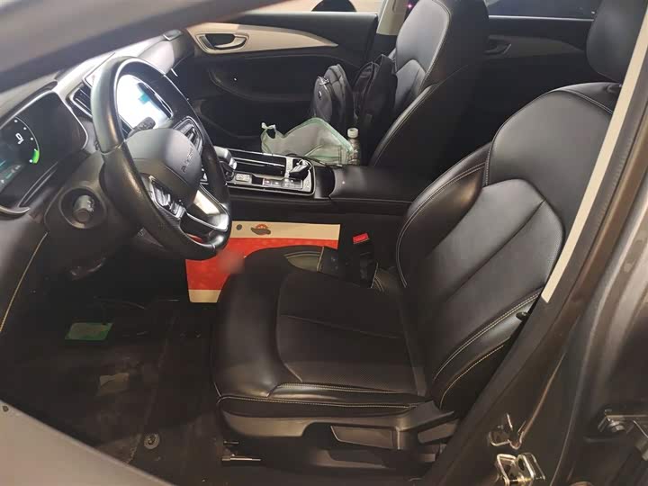 Фото 15 - Roewe i6 Max EV