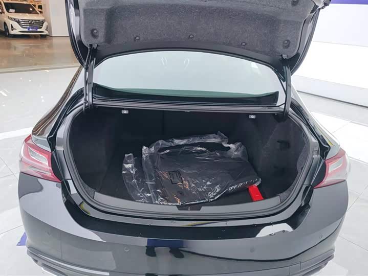 Фото 4 - Chevrolet Malibu XL