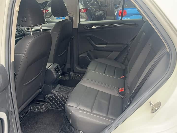 Фото 8 - Volkswagen T-Roc