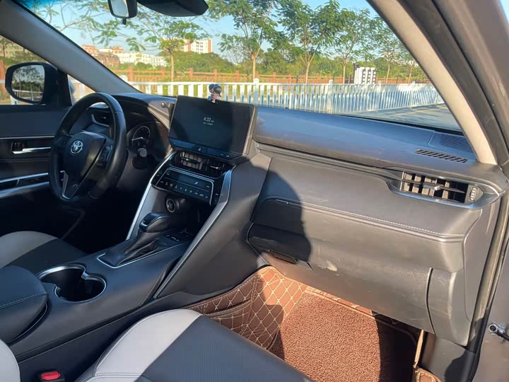 Фото 8 - Toyota Harrier
