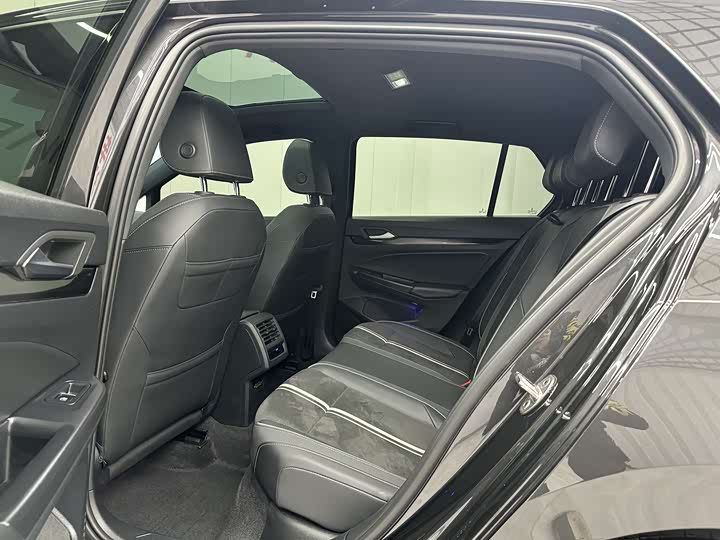 Фото 5 - Volkswagen Golf