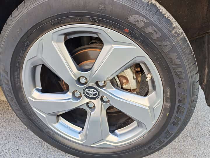 Фото 11 - Toyota RAV4