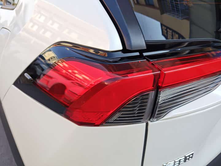 Фото 12 - Toyota RAV4