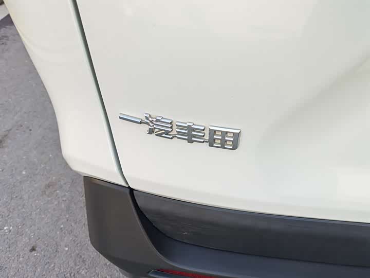 Фото 13 - Toyota RAV4