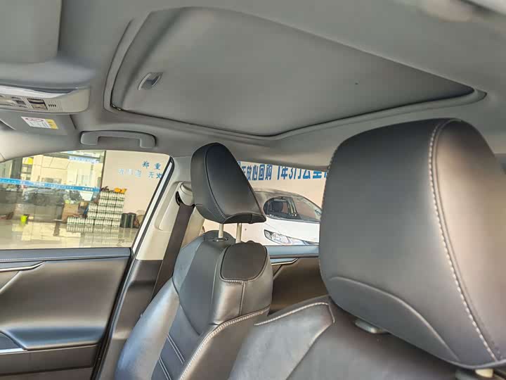 Фото 14 - Toyota RAV4