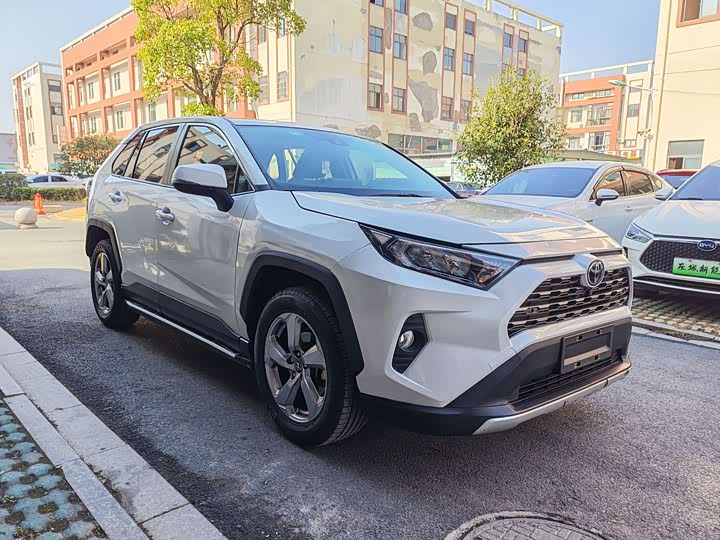Фото 2 - Toyota RAV4