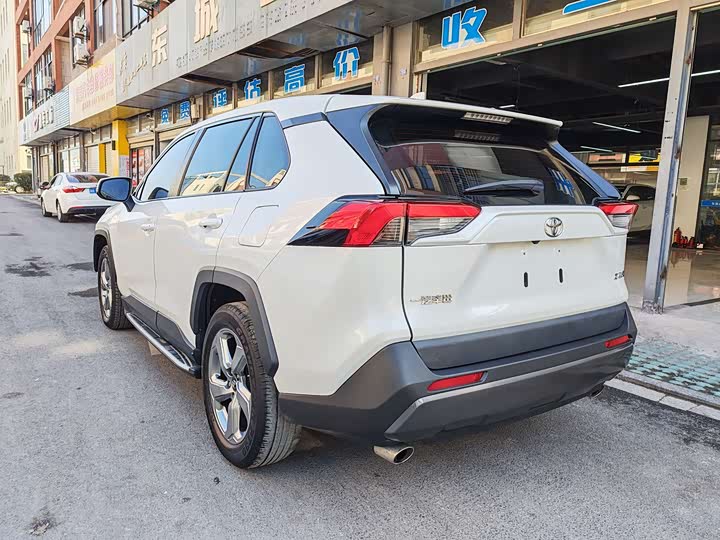 Фото 4 - Toyota RAV4