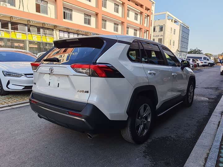 Фото 5 - Toyota RAV4