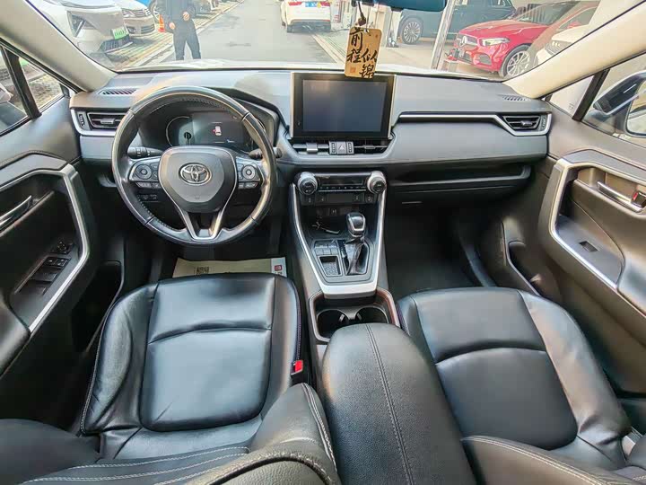Фото 8 - Toyota RAV4