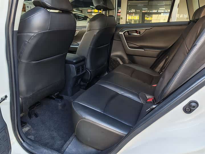 Фото 9 - Toyota RAV4