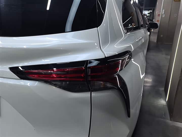 Фото 8 - Toyota Sienna