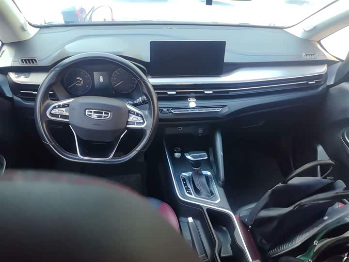 Фото 13 - Geely Vision X3