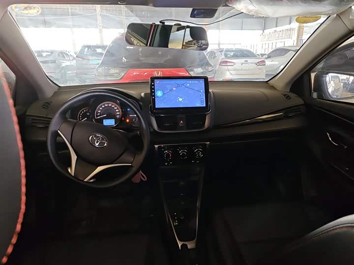 Фото 10 - Toyota Yaris L Hatchback