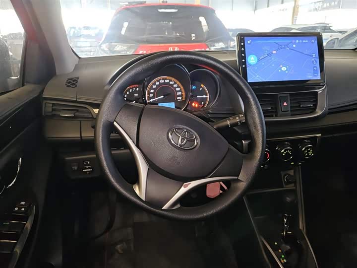 Фото 11 - Toyota Yaris L Hatchback