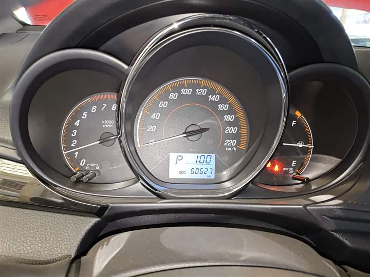 Фото 12 - Toyota Yaris L Hatchback