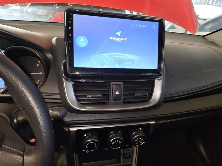 Фото 13 - Toyota Yaris L Hatchback