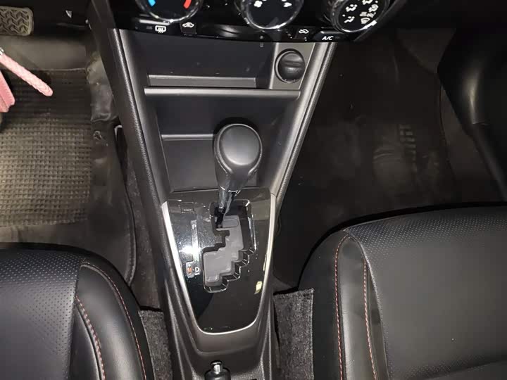 Фото 14 - Toyota Yaris L Hatchback