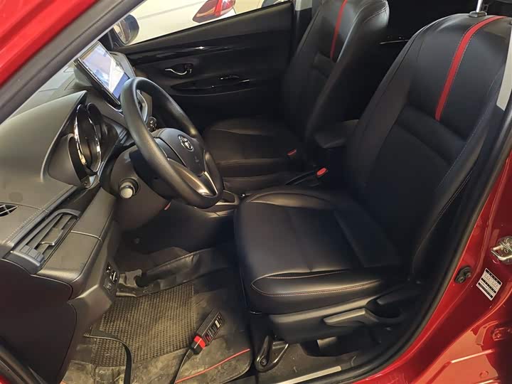 Фото 15 - Toyota Yaris L Hatchback