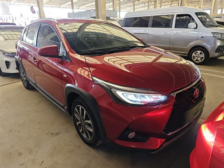 Фото 4 - Toyota Yaris L Hatchback