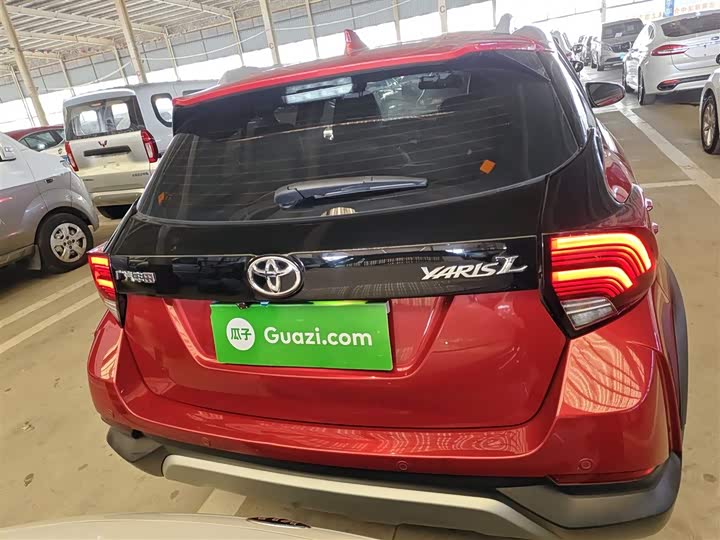 Фото 6 - Toyota Yaris L Hatchback