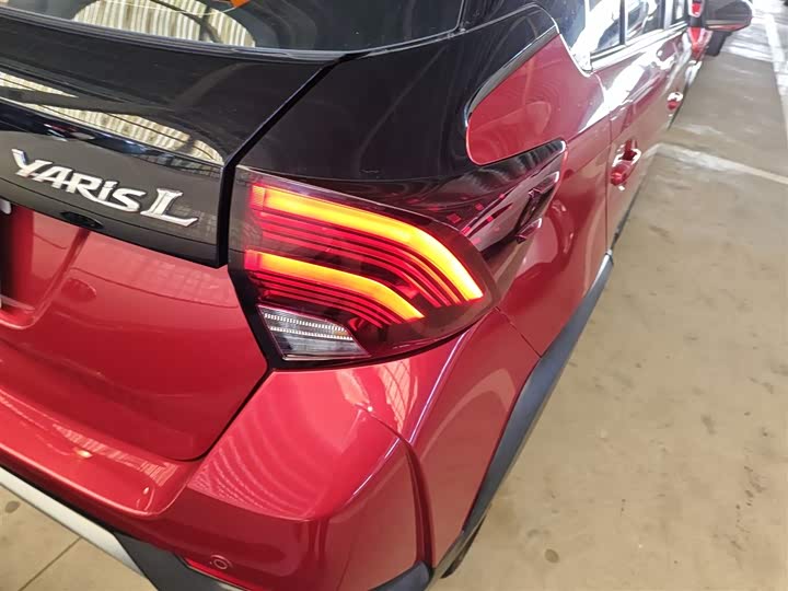 Фото 8 - Toyota Yaris L Hatchback