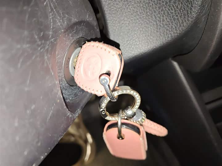 Фото 9 - Toyota Yaris L Hatchback