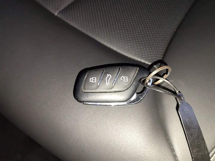 Фото 9 - Roewe RX5 Hybrid