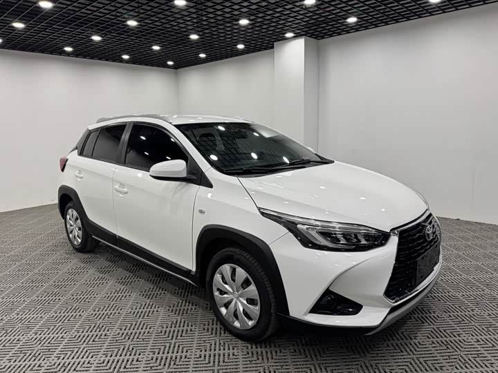 Фото 1 - Toyota Yaris L Hatchback