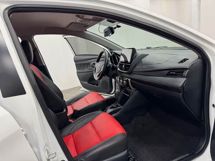 Фото 4 - Toyota Yaris L Hatchback