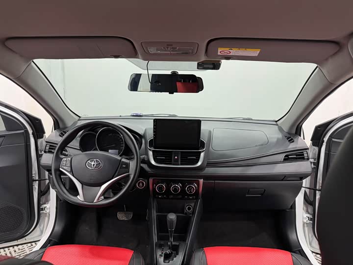 Фото 5 - Toyota Yaris L Hatchback