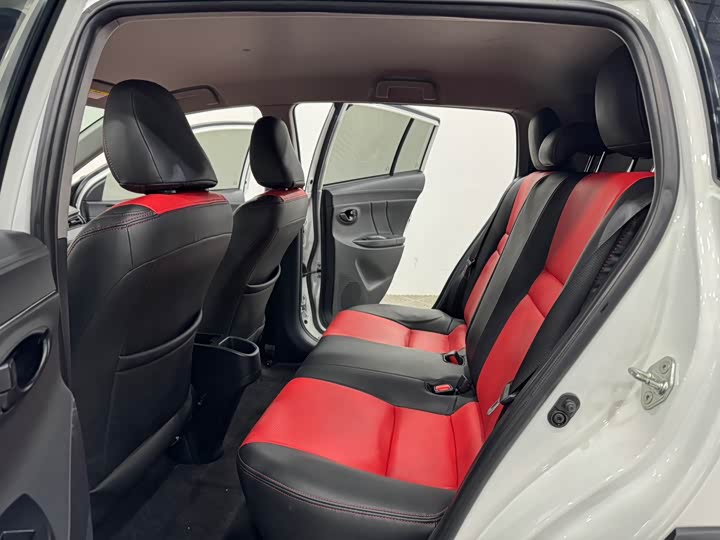 Фото 6 - Toyota Yaris L Hatchback