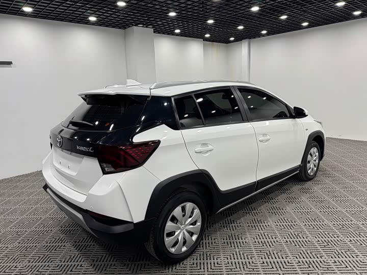 Фото 7 - Toyota Yaris L Hatchback