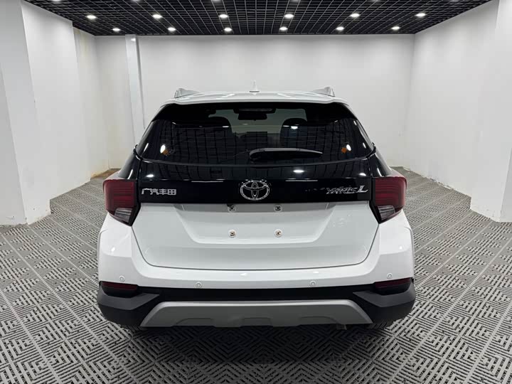 Фото 8 - Toyota Yaris L Hatchback