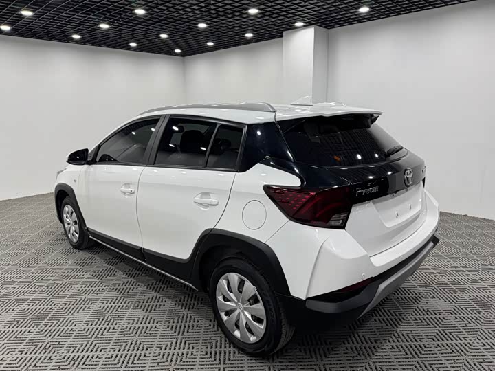 Фото 9 - Toyota Yaris L Hatchback