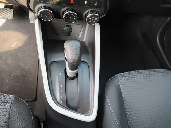 Фото 14 - Chevrolet Onix (Cavalier)