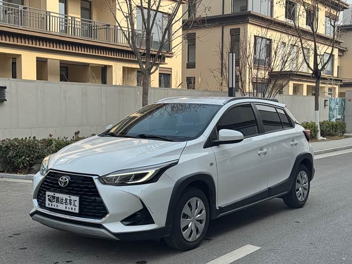 Фото 1 - Toyota Yaris L Hatchback