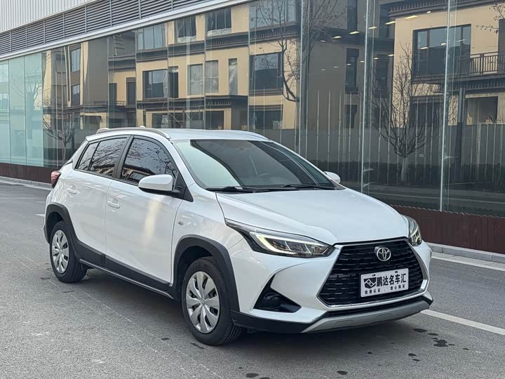 Фото 3 - Toyota Yaris L Hatchback