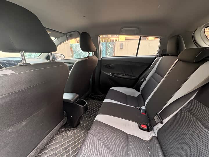 Фото 6 - Toyota Yaris L Hatchback