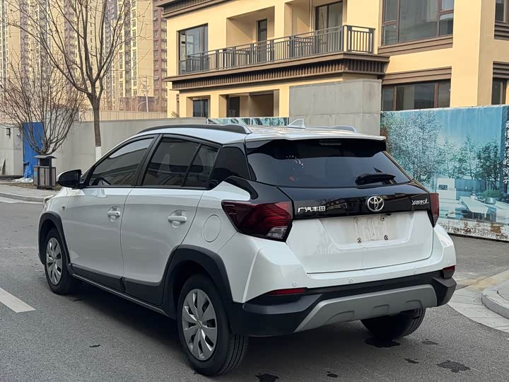 Фото 7 - Toyota Yaris L Hatchback