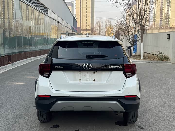 Фото 8 - Toyota Yaris L Hatchback