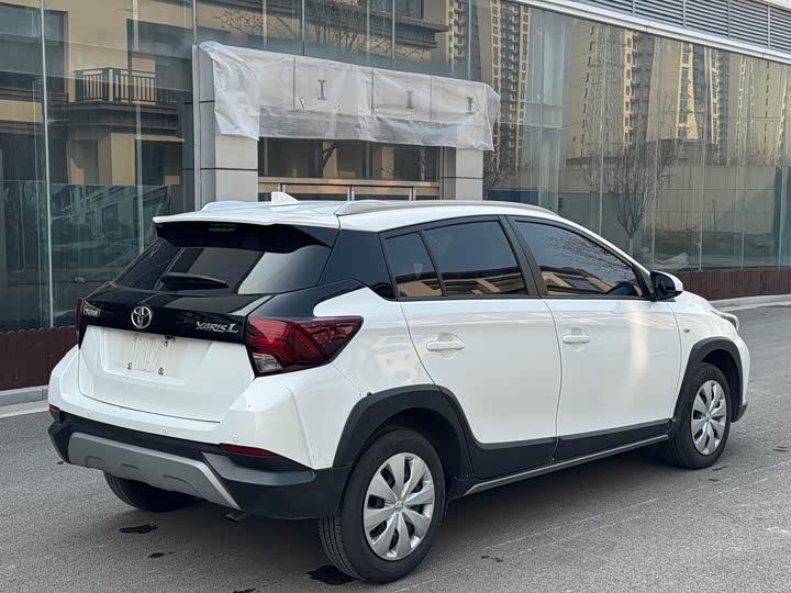 Фото 9 - Toyota Yaris L Hatchback