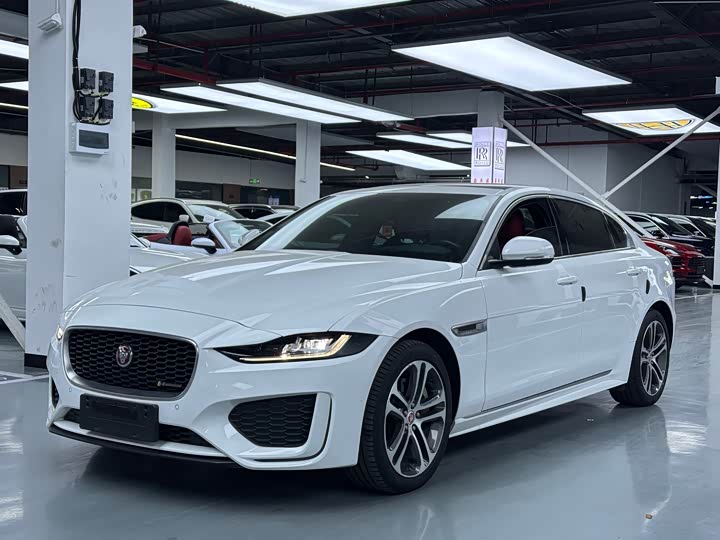 Фото 1 - Jaguar XE L