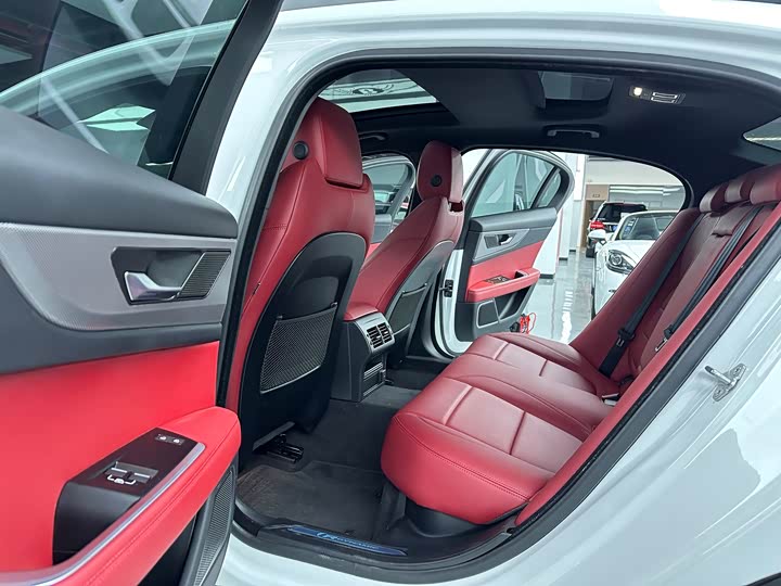 Фото 11 - Jaguar XE L