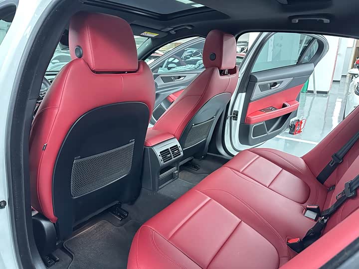 Фото 12 - Jaguar XE L