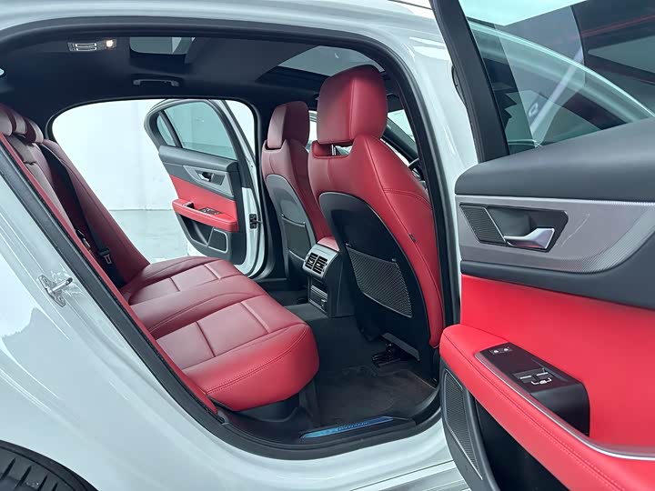 Фото 14 - Jaguar XE L