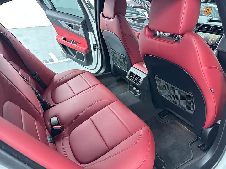 Фото 15 - Jaguar XE L